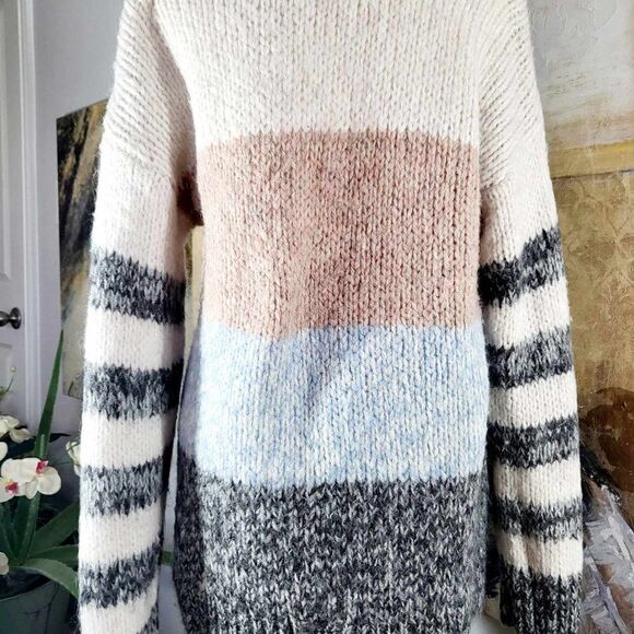 Used: American Eagle Knitted sweater Size M - Picture 2 of 10